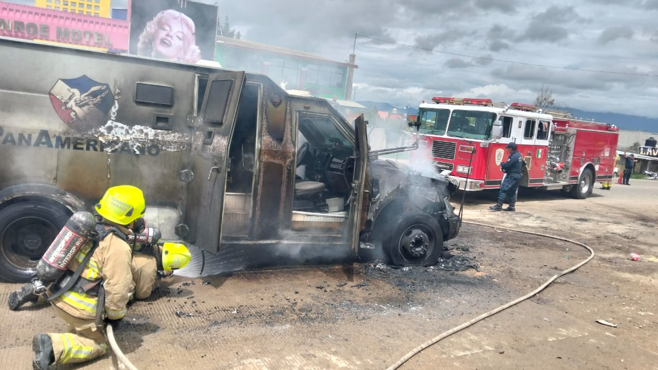 Atiende Bomberos de Oaxaca incendio de unidad de traslado de valores en la Villa de Zaachila