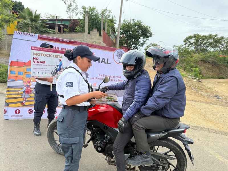 Refuerza Policía Vial Estatal acciones de concientización a motociclistas en la carretera Oaxaca-Ixtlán