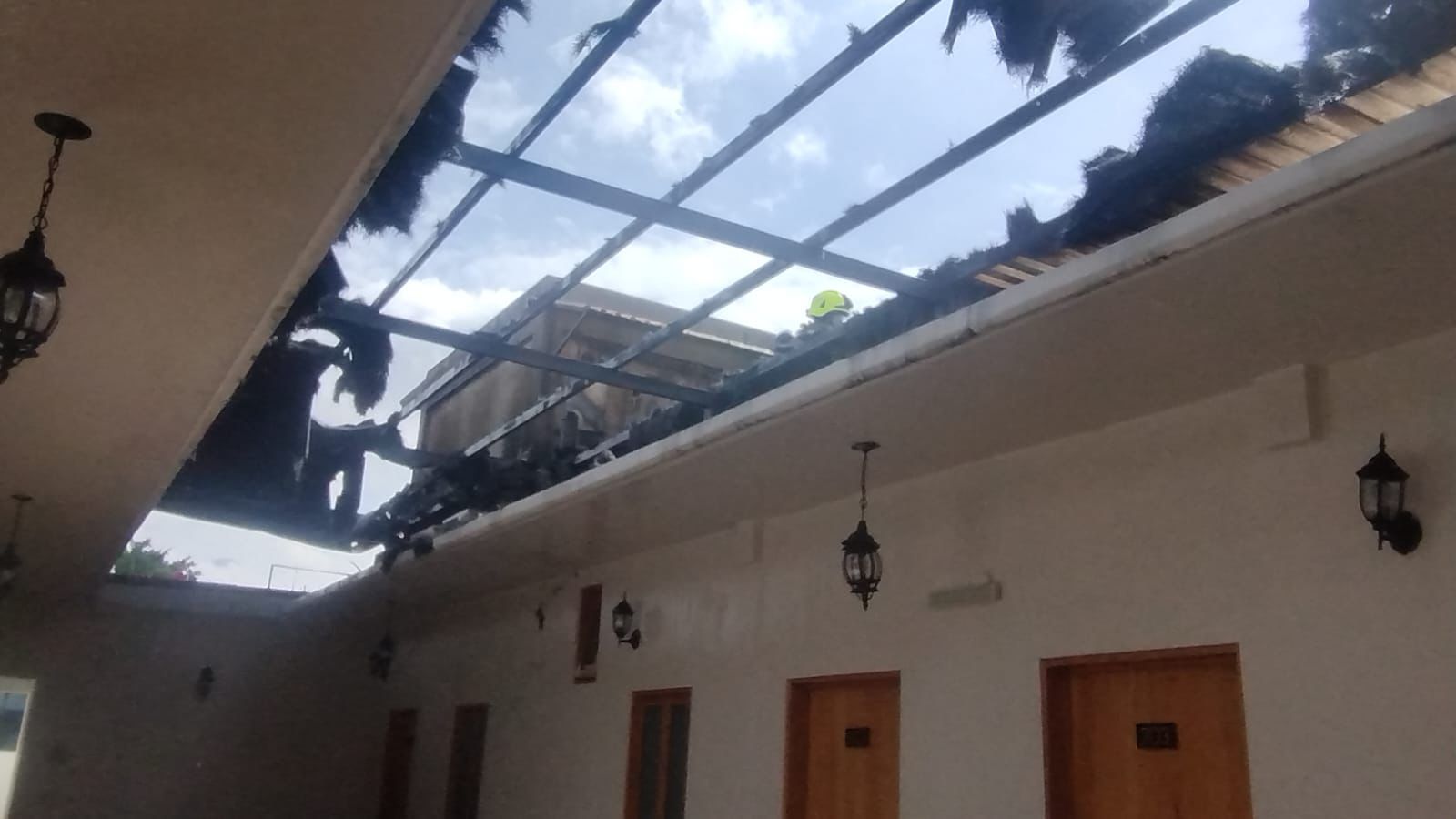 Sofocan bomberos incendio en hotel del centro de Oaxaca de Juárez