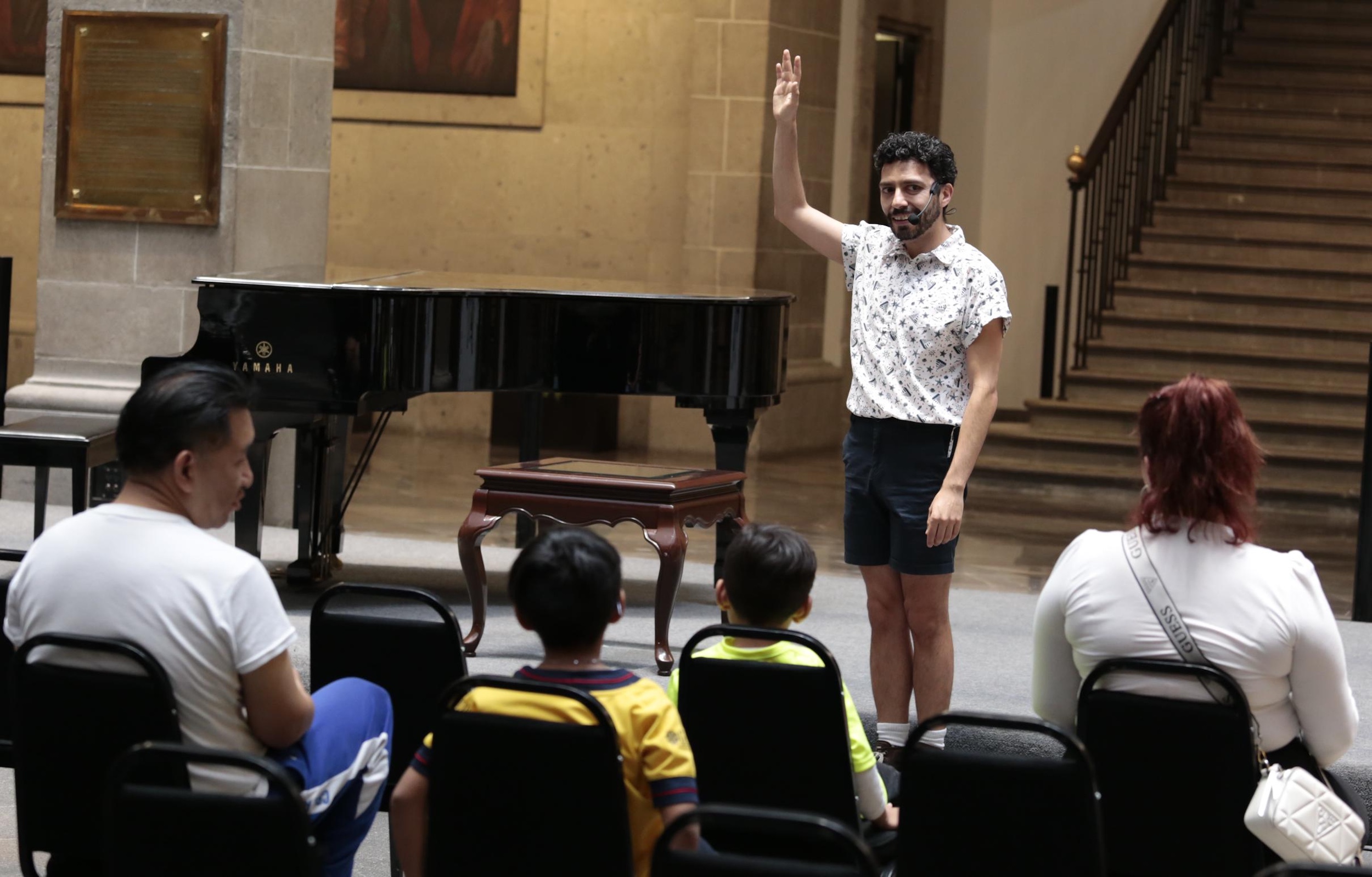 César Rincón comparte con niñas y niños “Cuentos para Aprender a Gritar” en la Casona de Xicoténcatl