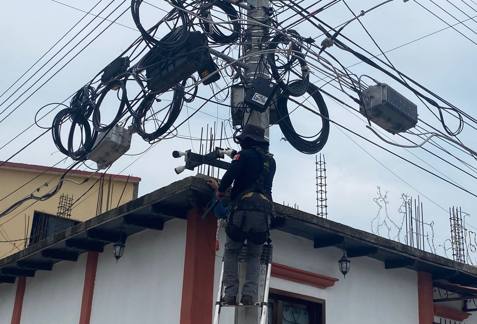 Desinstalan 23 cámaras de vigilancia ilegales durante “Operación Sable” en Juchitán, Oaxaca