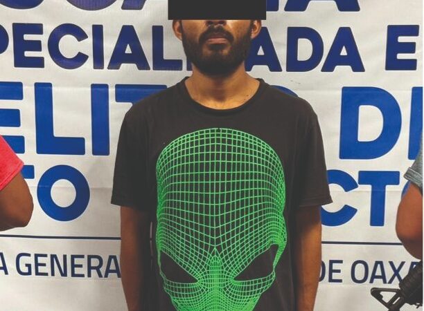 prisión contra tres personas