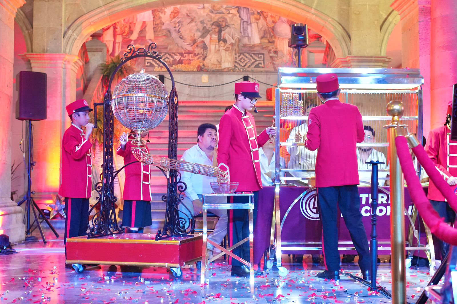 El Premio Mayor de 27 millones de pesos correspondió al billete con el número 08176