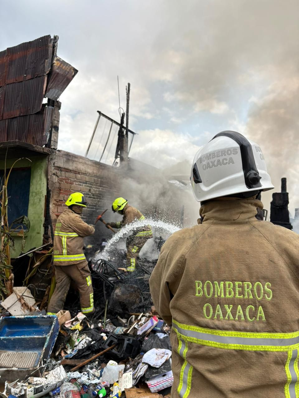 Controlan Bomberos de Oaxaca incendio en basurero clandestino en San Francisco Lachigoló
