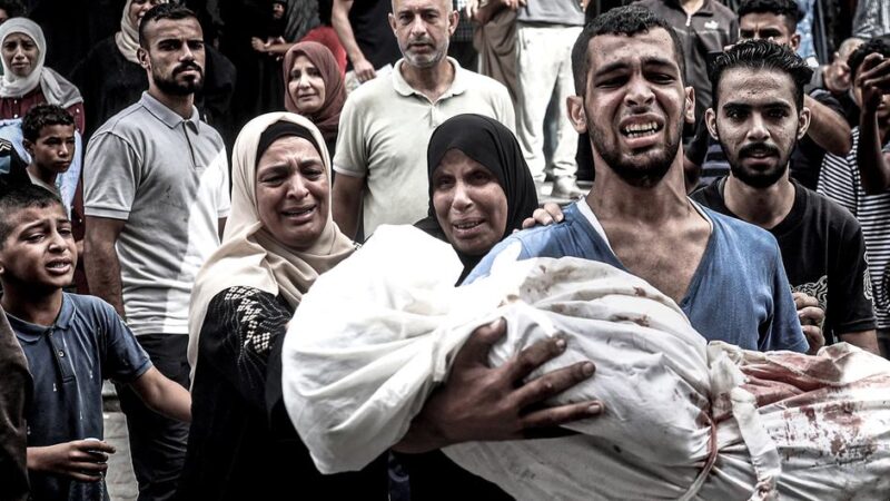 Siete niños palestinos son asesinados en Gaza mientras hacían cola para recibir agua, durante un bombardeo de Israel