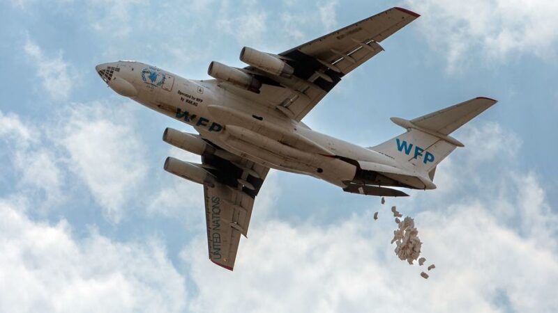 El Programa Mundial de Alimentos lanza alimentos desde el aire para evitar la hambruna en Sudán del Sur