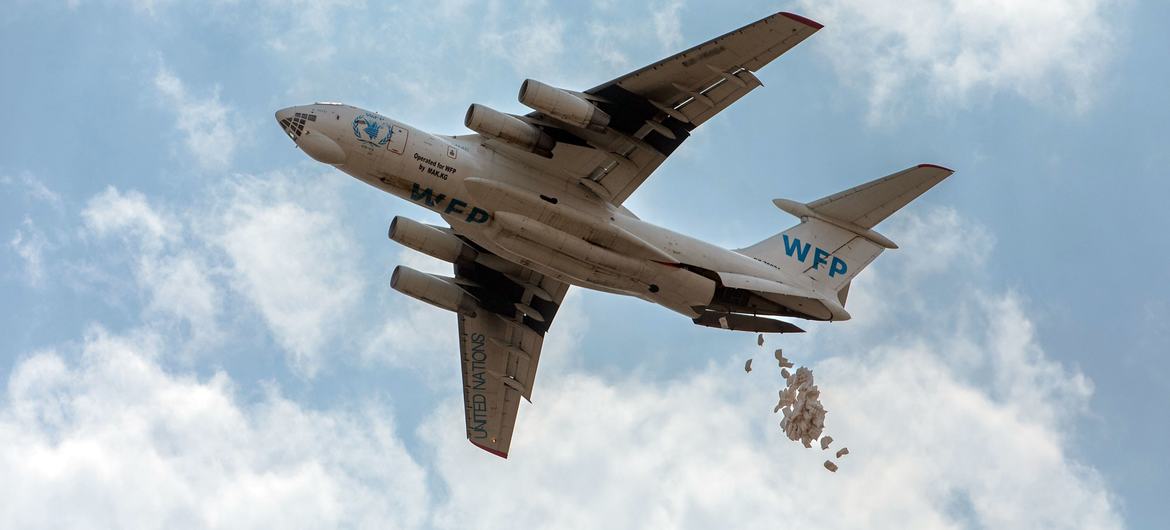 El Programa Mundial de Alimentos lanza alimentos desde el aire para evitar la hambruna en Sudán del Sur