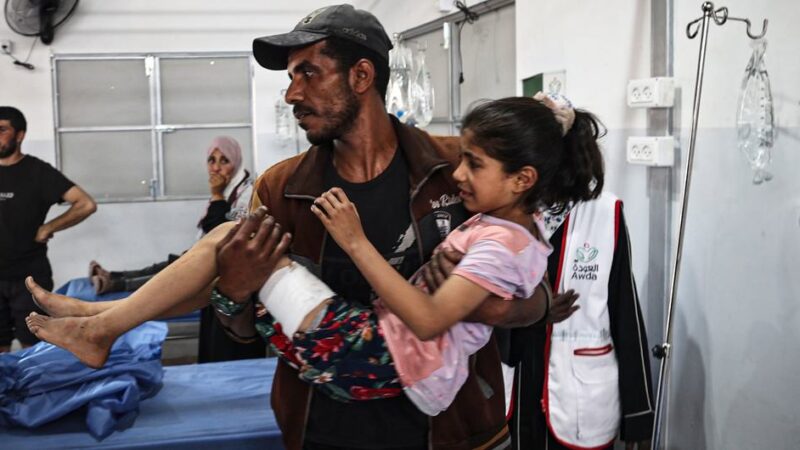 Desnutridos por la falta de comida, ahora los niños palestinos de Gaza afrontan morir por la falta de agua