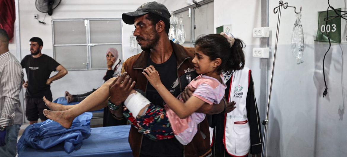 Desnutridos por la falta de comida, ahora los niños palestinos de Gaza afrontan morir por la falta de agua