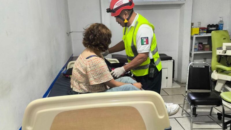 Brinda auxilio a joven