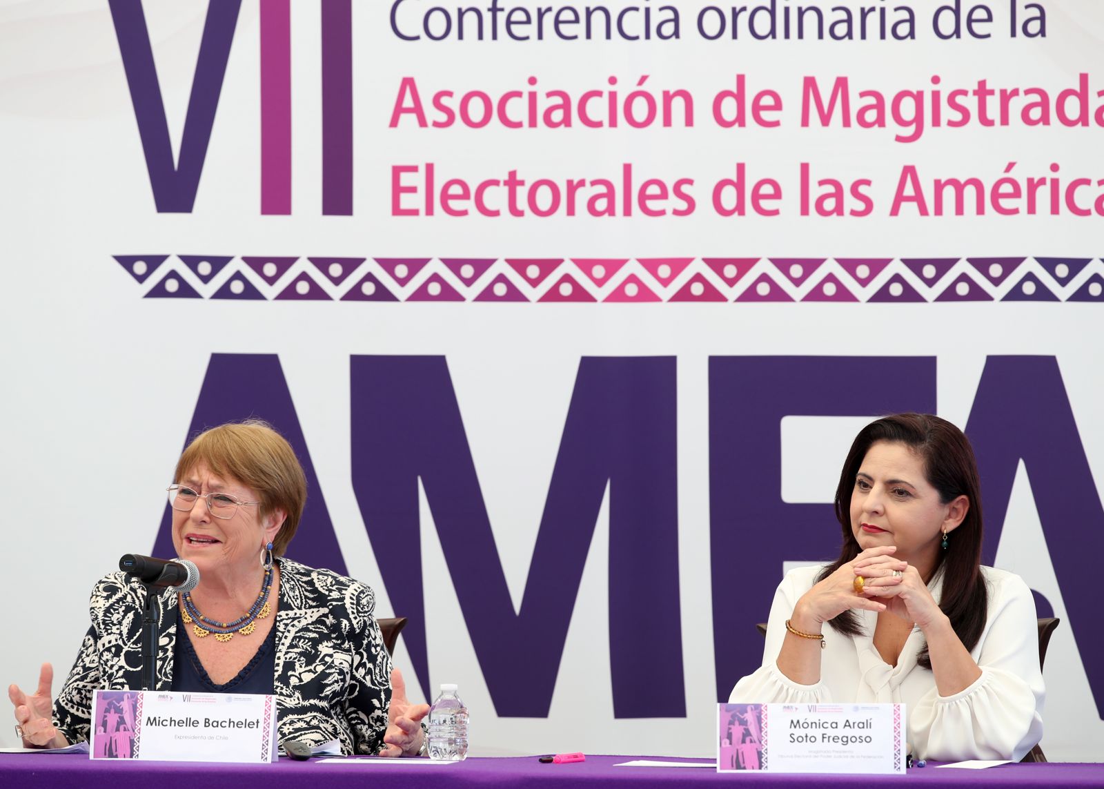 La democracia y los derechos de las mujeres están bajo peligro: Michelle Bachelet