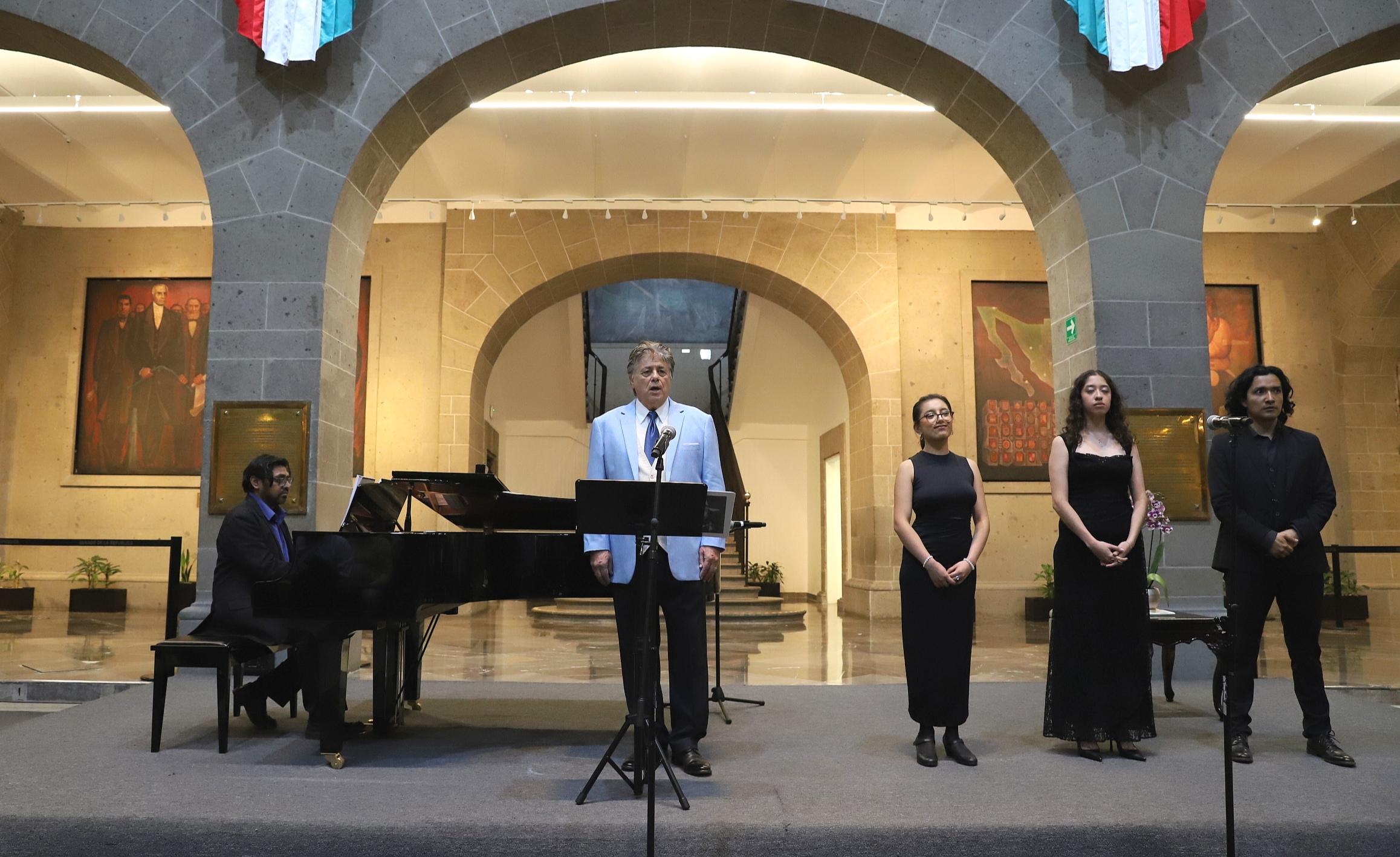 Entre la nostalgia, el amor y la alegría, rinden homenaje a la canción italiana