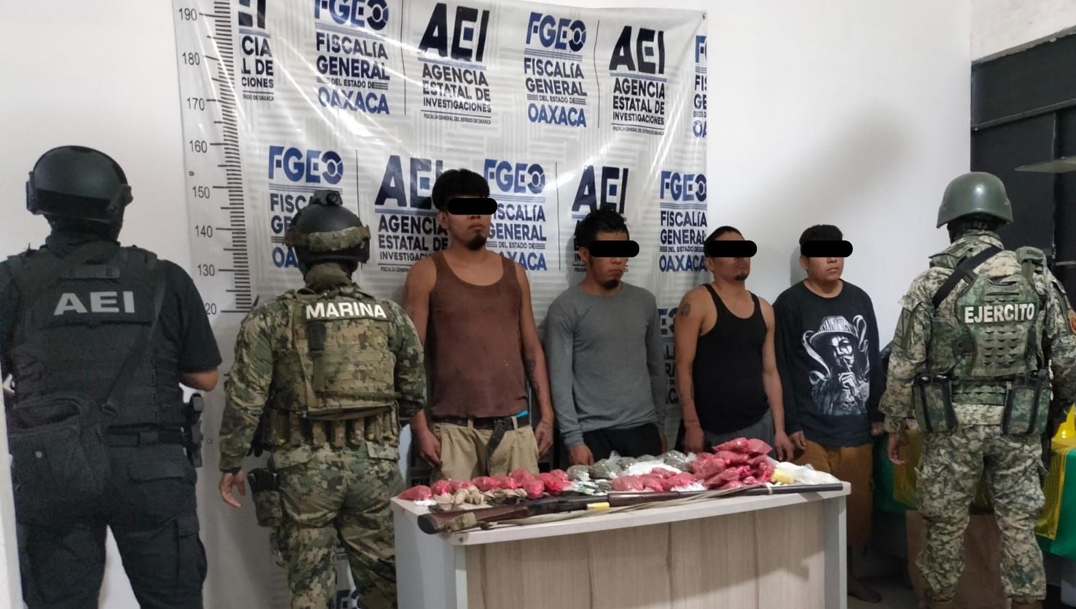 Detienen a cuatro personas durante cateo en la Costa; Aseguran armas y drogas