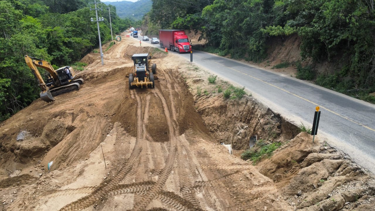 Exhorta Sectur-Oaxaca a turistas tomar precauciones por paso intermitente en la Carretera Federal 200