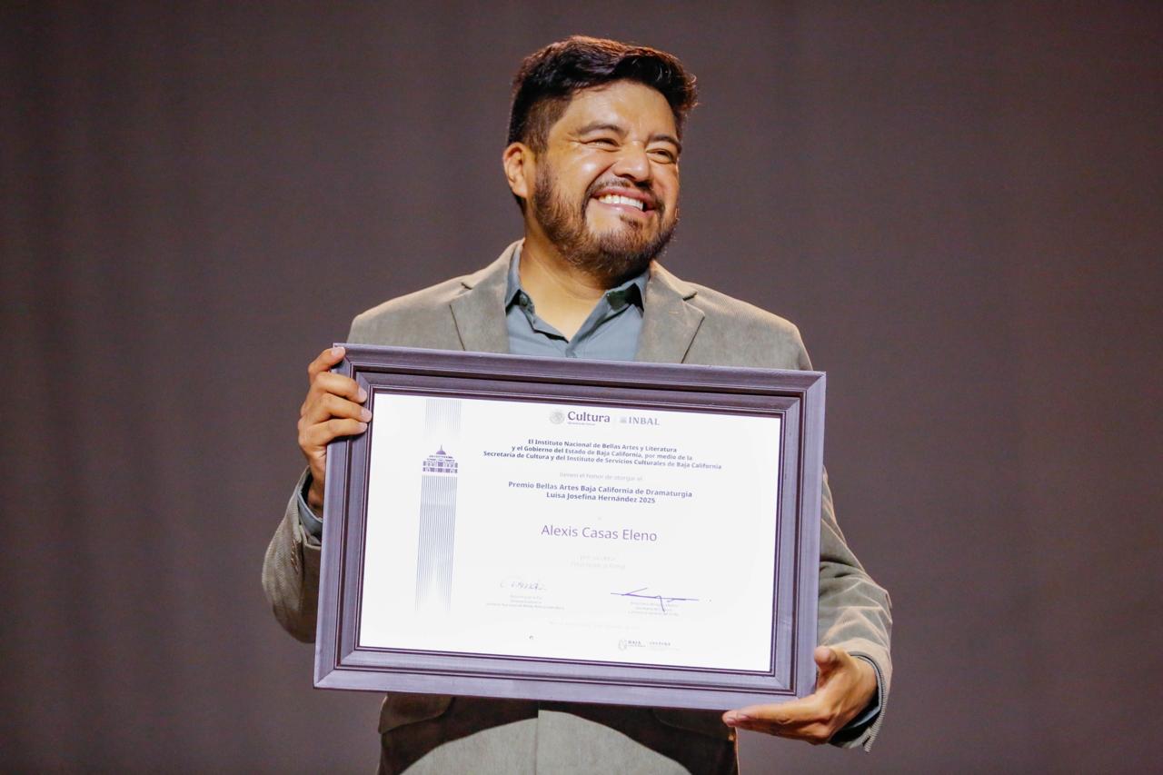 Recibe Alexis Casas Eleno Premio Bellas Artes Baja California de Dramaturgia Luisa Josefina Hernández 2025