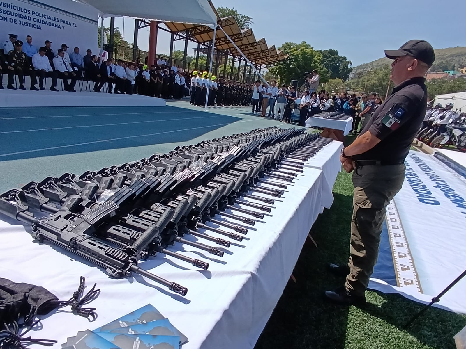 Gobierno de Oaxaca entrega a policias armamento israelí