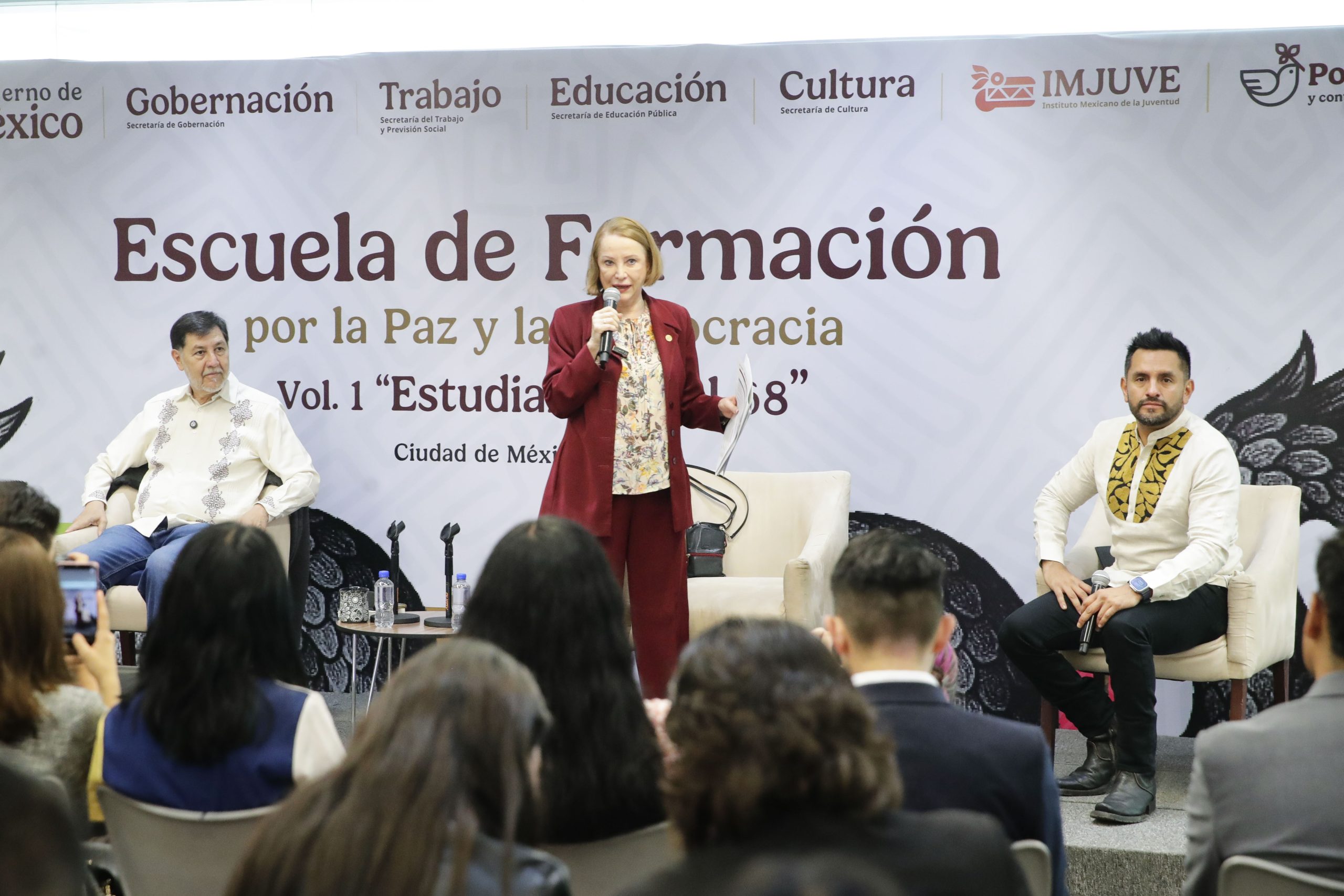 Llama presidenta del Senado a los jóvenes a avanzar en la transformación del país