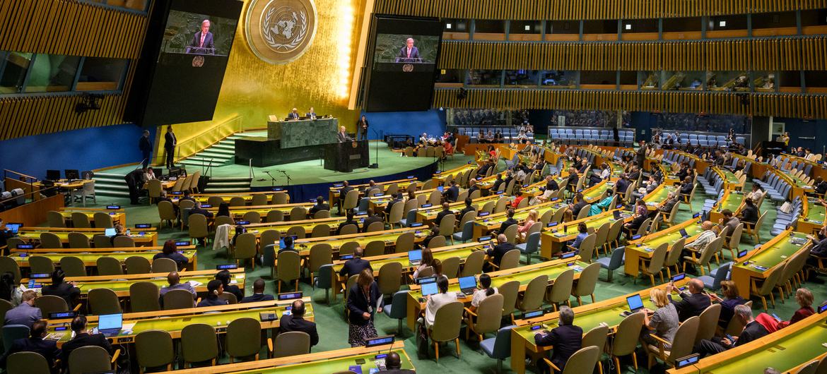 La Asamblea General de la ONU por mayoría de 142 votos a favor 12 absteciones y 10 encontra  aprueba la creación de dos Estados: Palestina-Israel