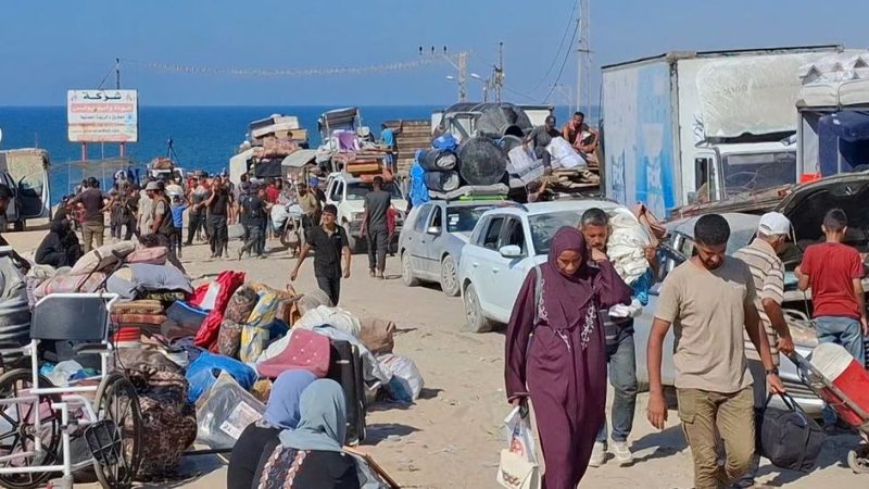“No tenemos dinero, ni tienda, ni nada”: familias enteras huyen a pie de la ciudad de Gaza sin refugio ni transporte de las tropas israelíes