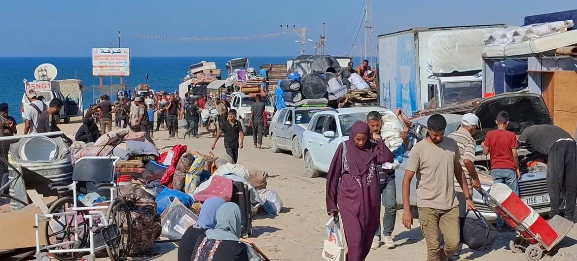“No tenemos dinero, ni tienda, ni nada”: familias enteras huyen a pie de la ciudad de Gaza sin refugio ni transporte de las tropas israelíes