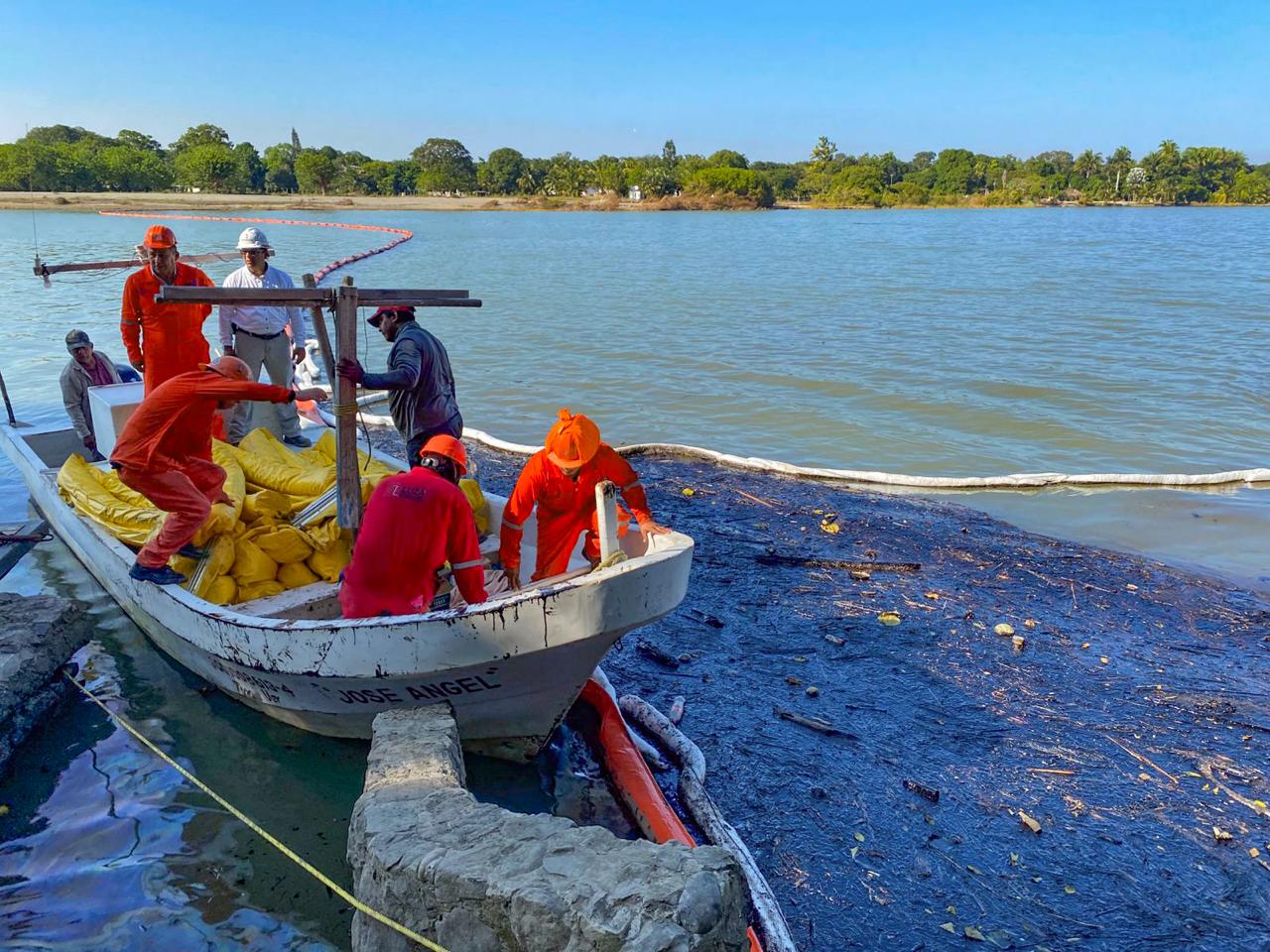 Despliega Pemex más de 80 unidades terrestres y fluviales en operativo de limpieza y remediación en el rio Pantepec de Veracruz