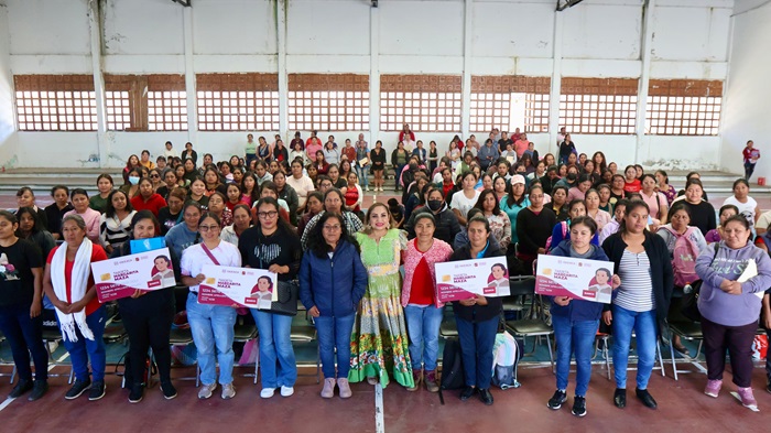 Apoya Sebienti a 182 jefas de familia de Ixtlán de Juárez con Tarjeta Margarita Maza