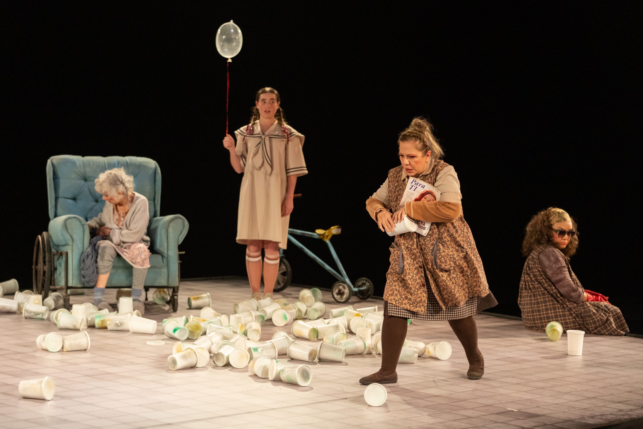 Entre nosotros todo va bien, una reflexión sobre la guerra, la memoria y la vida contemporánea