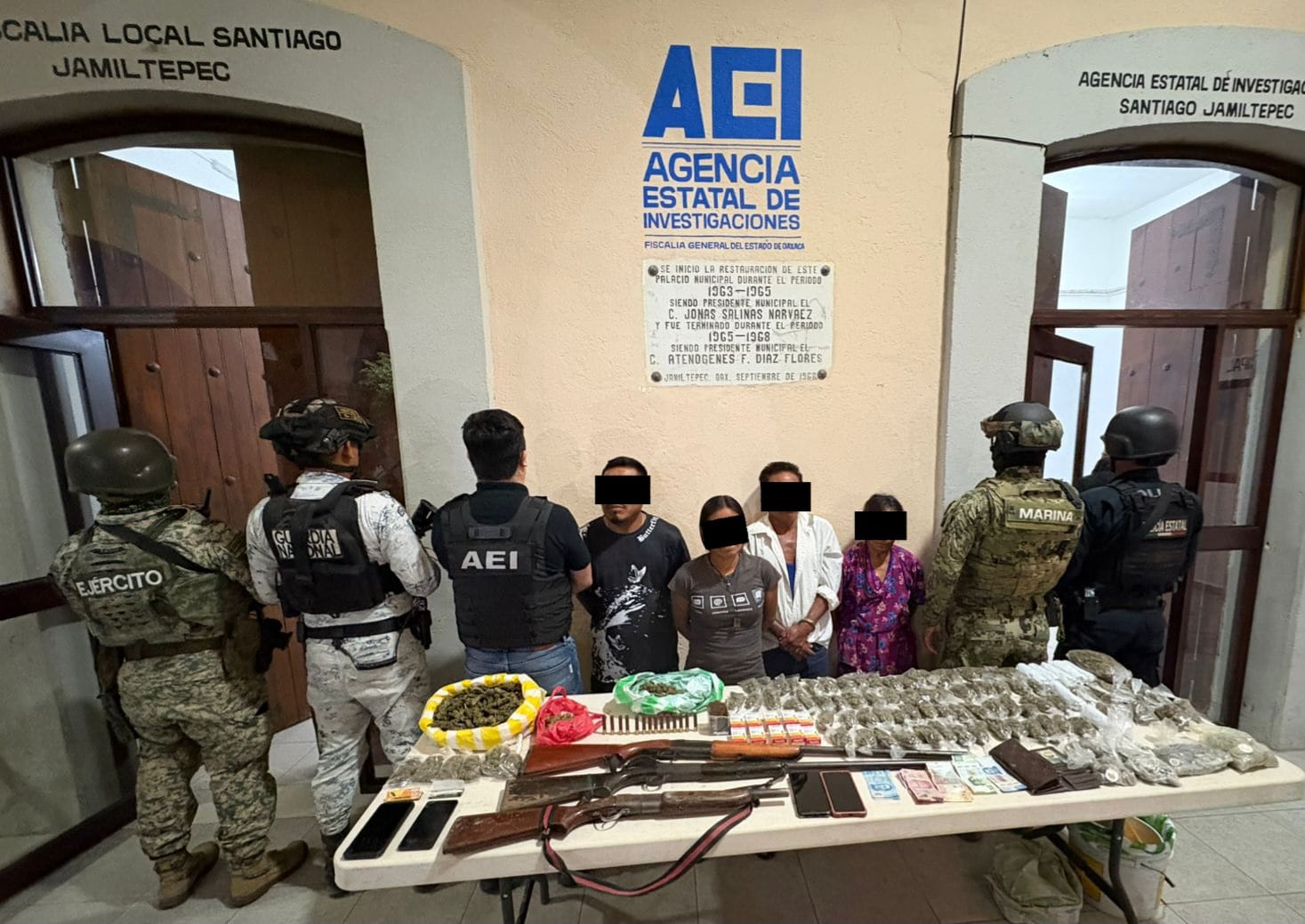 Aseguran drogas, armas y dinero en efectivo durante cateos en puntos de narcomenudeo en la Costa; Cuatro detenidos