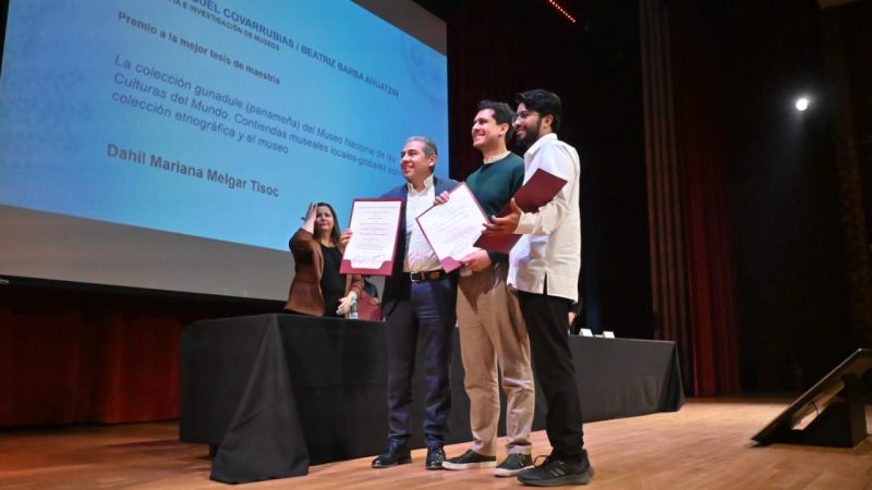 Expo de Damián Ortega, pico y elote