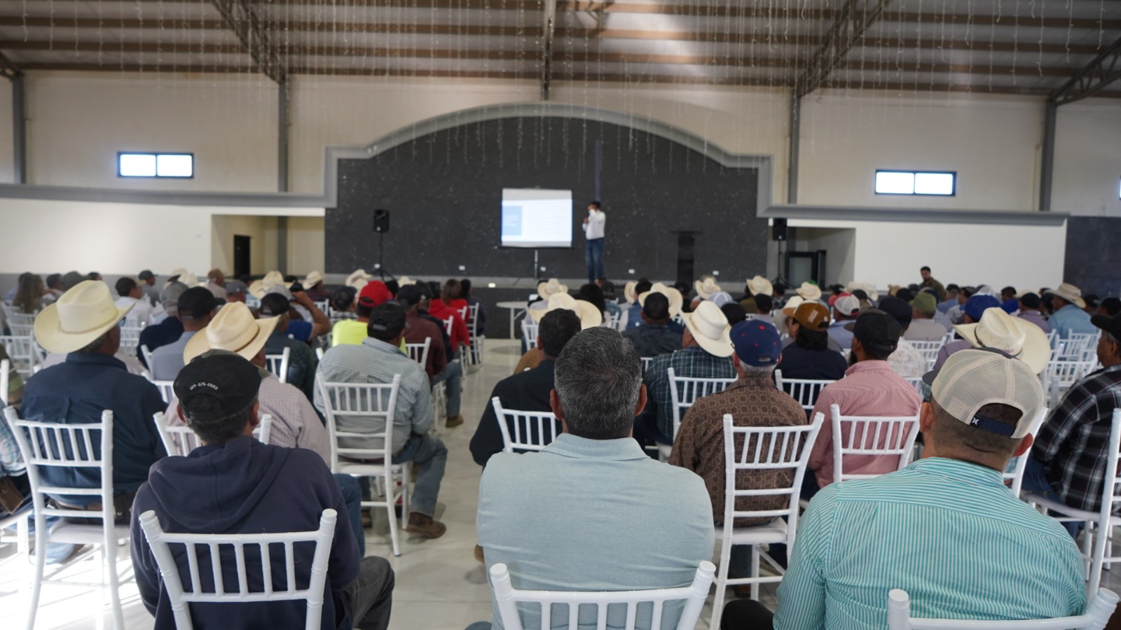 Pide senador a productores presionar a Morena para que vote en contra de la Ley de Aguas