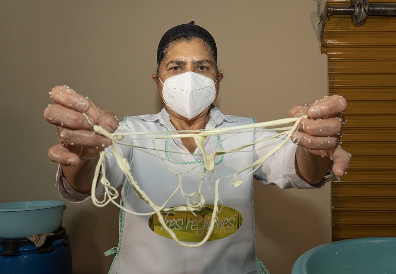 Consolidan protección del quesillo de Reyes Etla con acreditación del ITVE como instancia certificadora: Sedeco