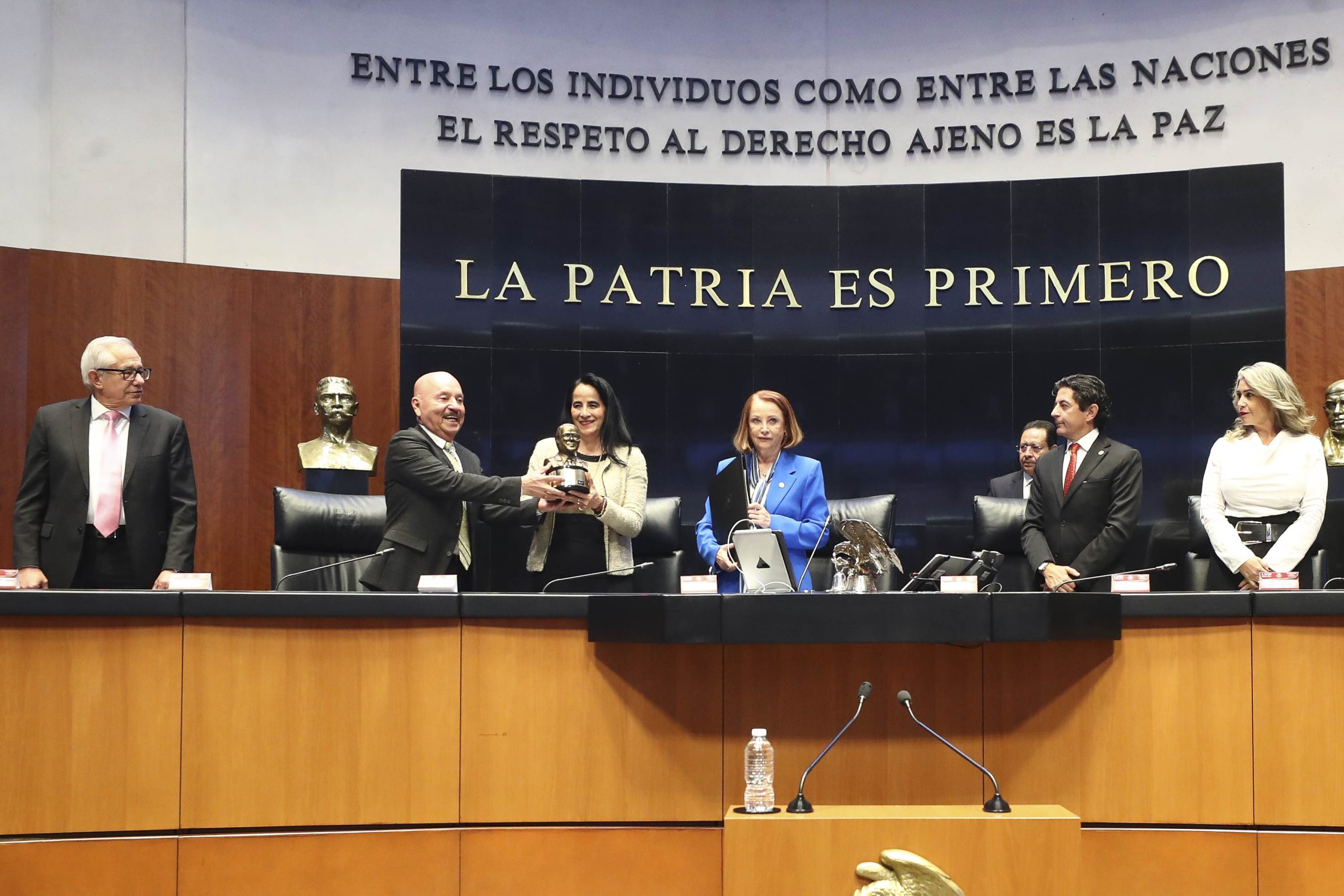 Entrega Senado Reconocimientos “Dr. Jesús Kumate Rodríguez” a Gabriela Borrayo y Simón Barquera