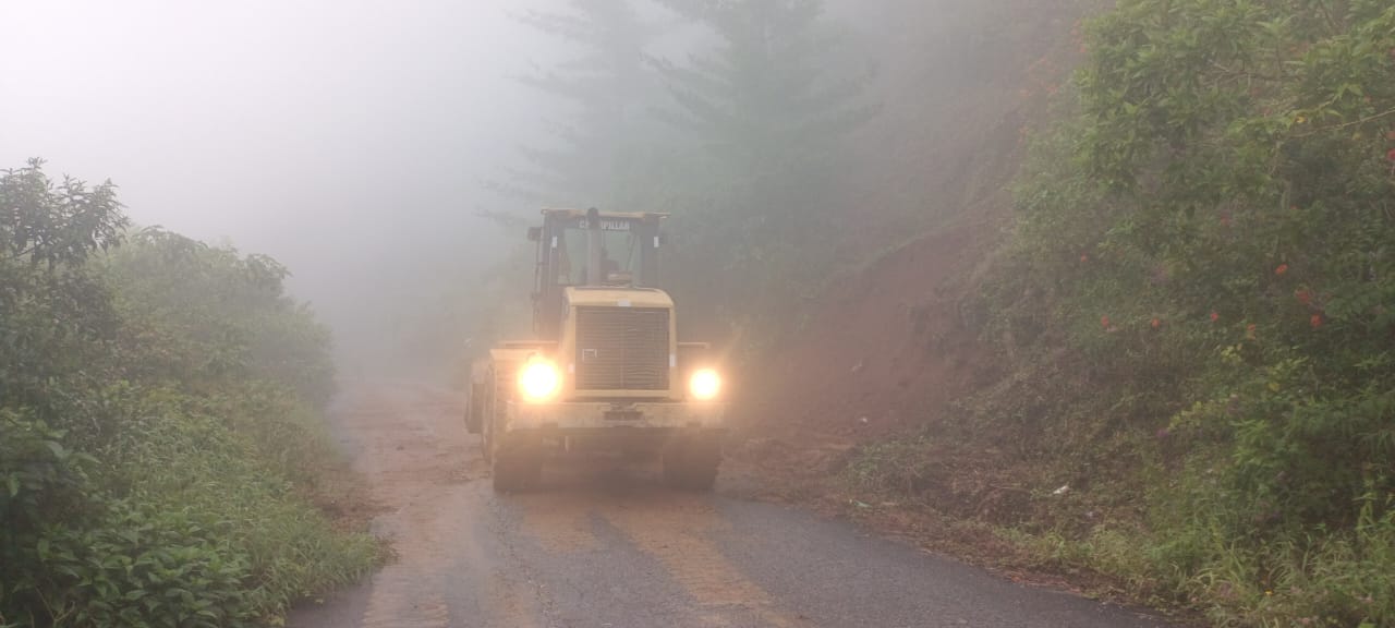 Retira Caminos Bienestar derrumbes en caminos de la Sierra de Juárez y Costa
