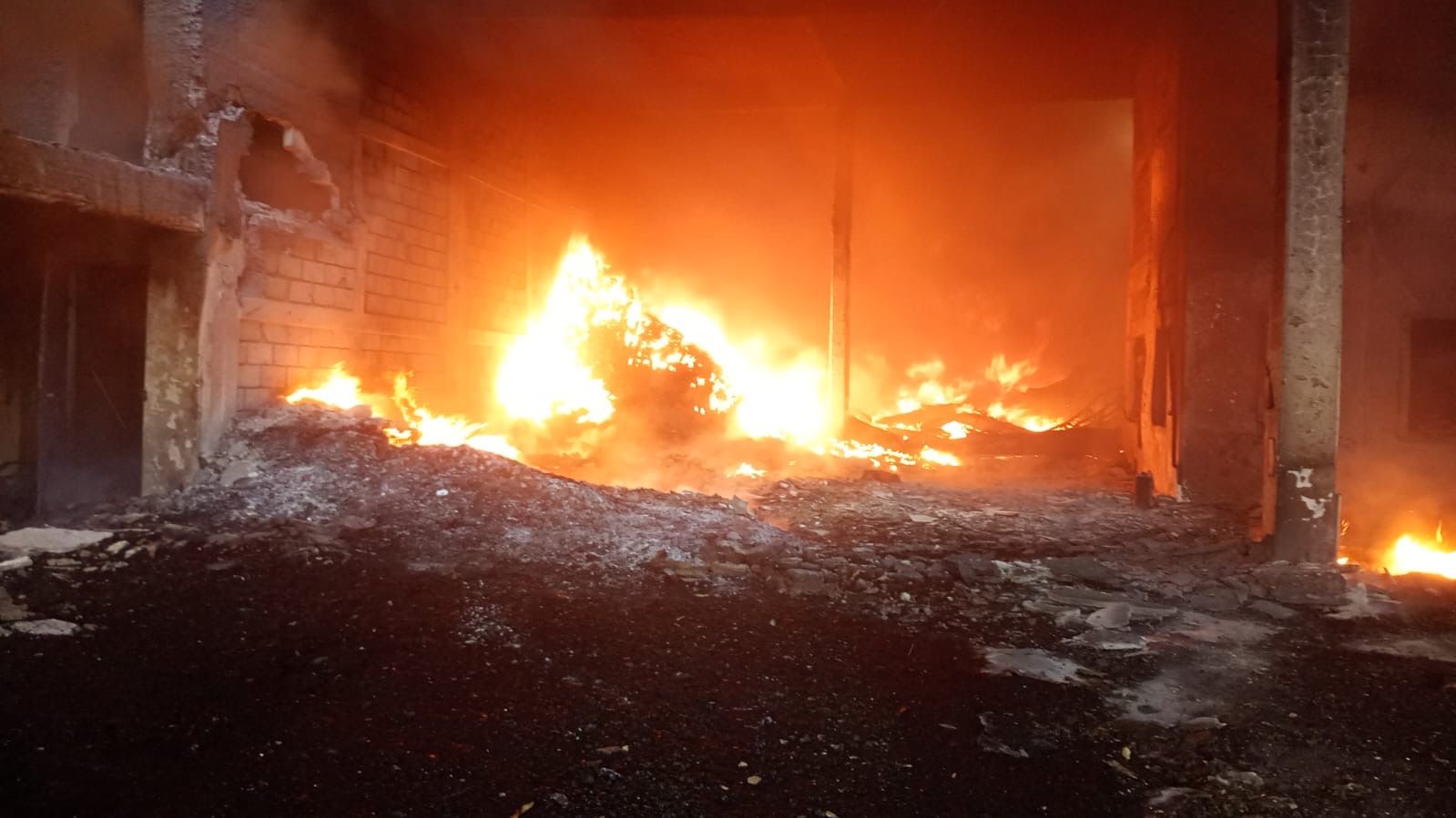Reportan incendio de bodega de la empresa “Plasti Sur” en Santo Domingo Tehuantepec