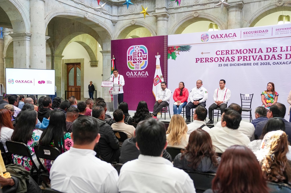 Entrega gobernador de Oaxaca constancias de liberación a 121 personas indígenas y de escasos recursos privadas de su libertad
