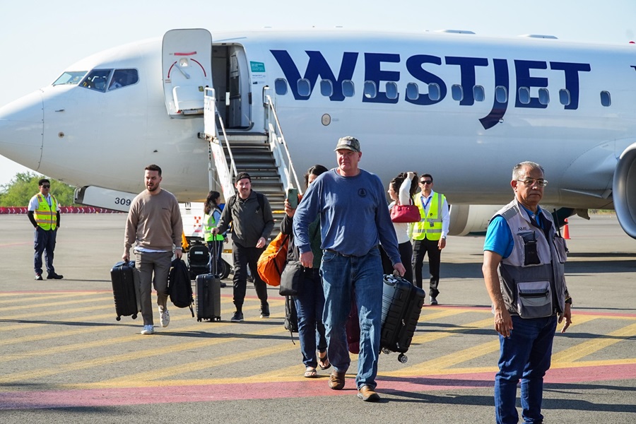 Recibe Puerto Escondido por primera vez un vuelo directo desde Canadá: Sectur-Oaxaca