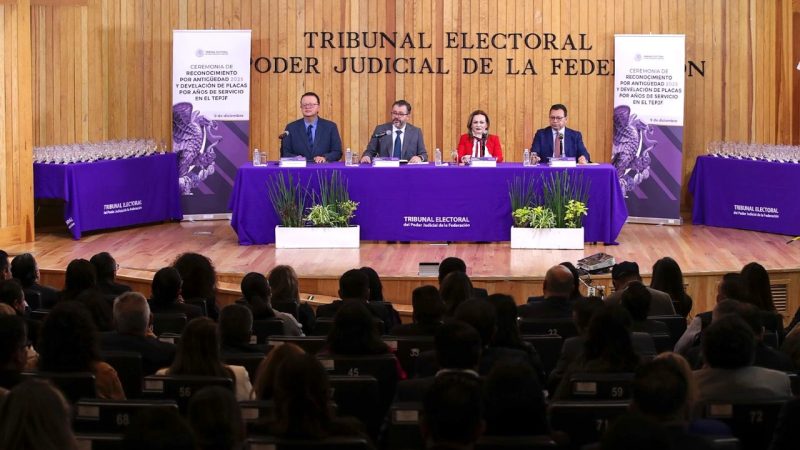 Reconocen a trabajadores