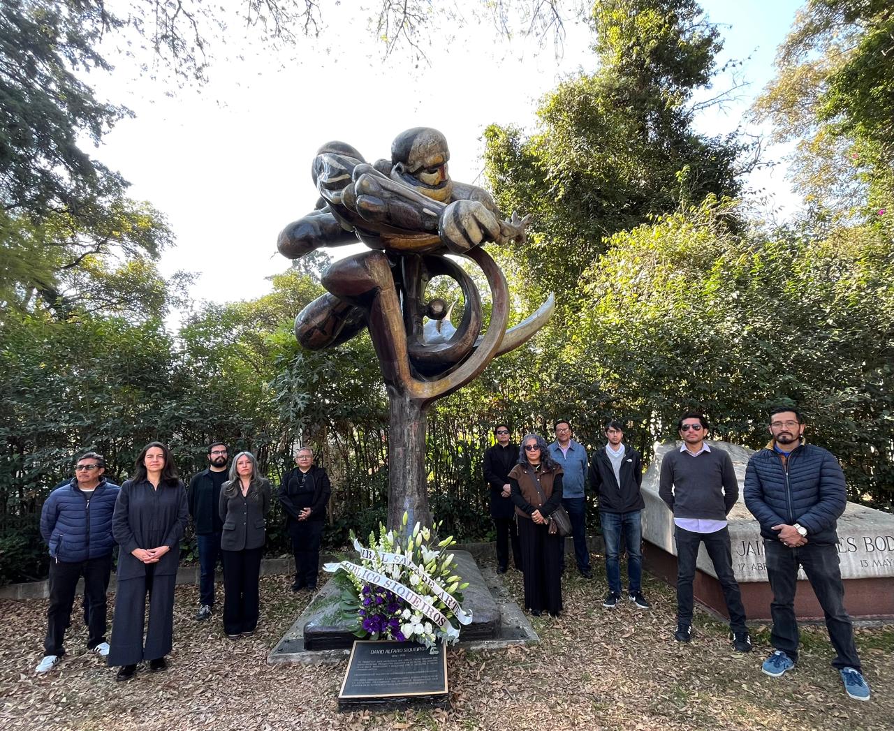 Recuerdan 52 aniversario luctuoso de David Alfaro Siqueiros en la Rotonda de las personas ilustres