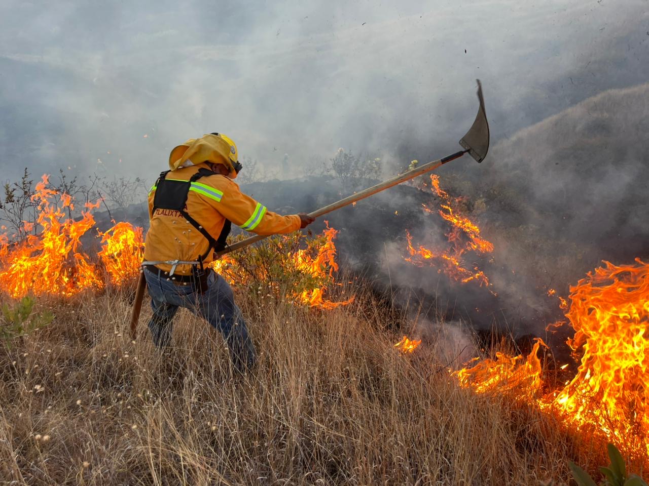 Atiende Coesfo incendio de pastizal en Cuilápam de Guerrero; reporta 100% de control