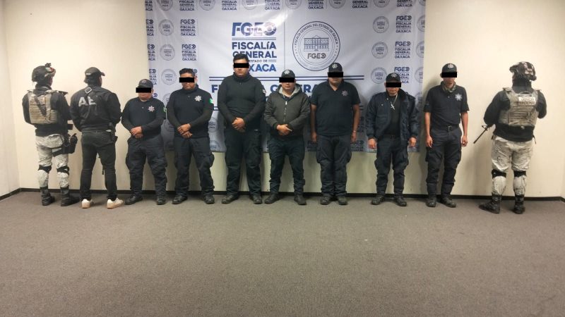 Detienen a siete policìas