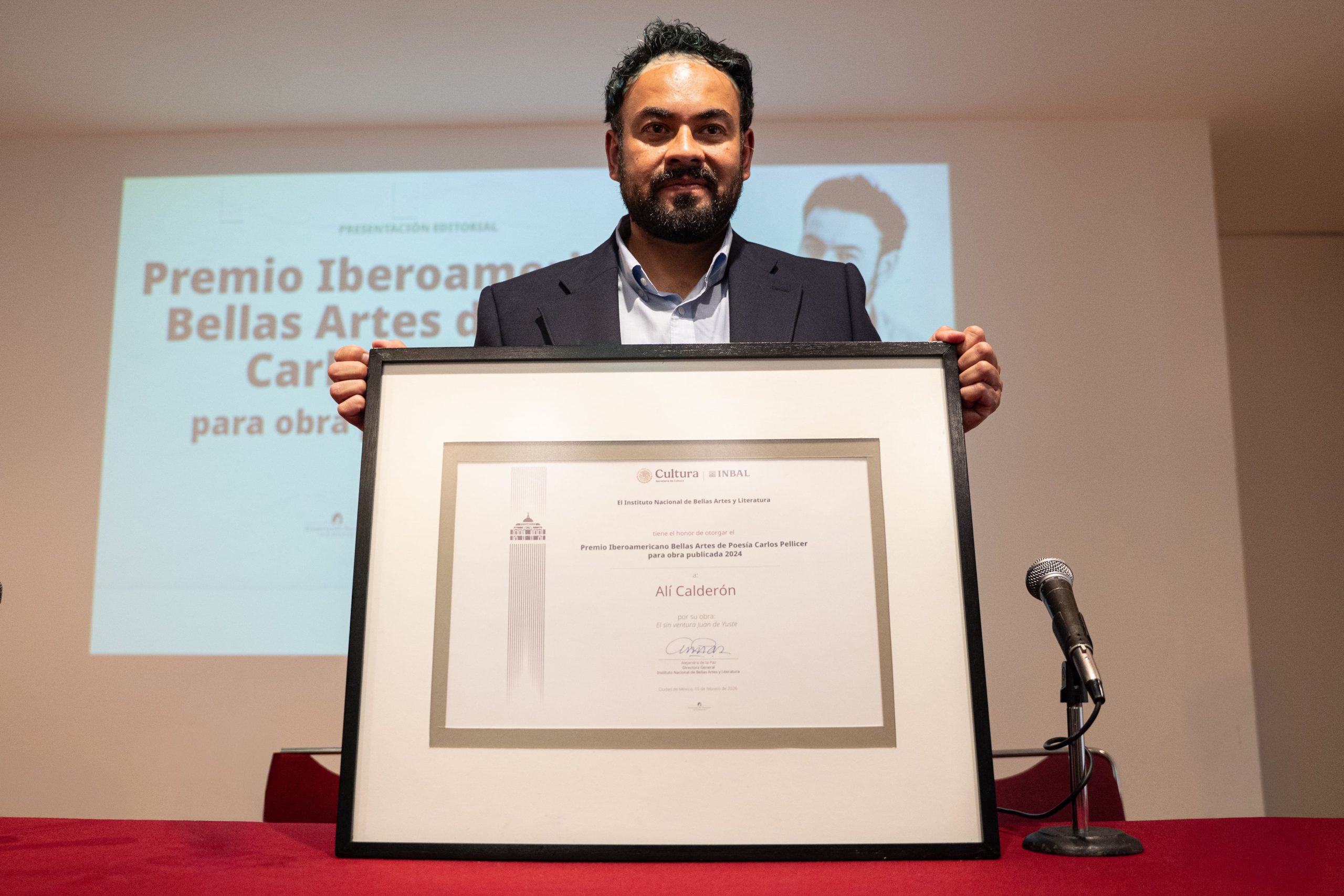 Por El sin ventura Juan de Yuste, recibe Alí Calderón el Premio Carlos Pellicer