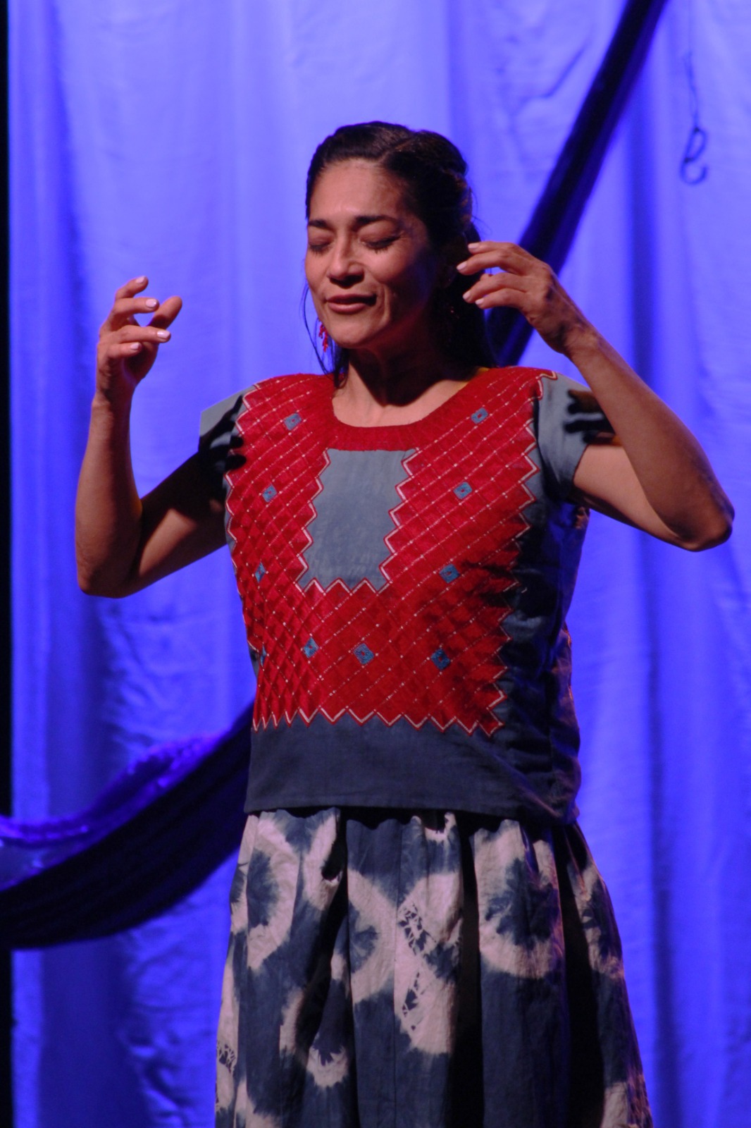 Memoria, territorio y tecnología en El Huipil que oculta, pieza escénica sobre identidad y resistencia