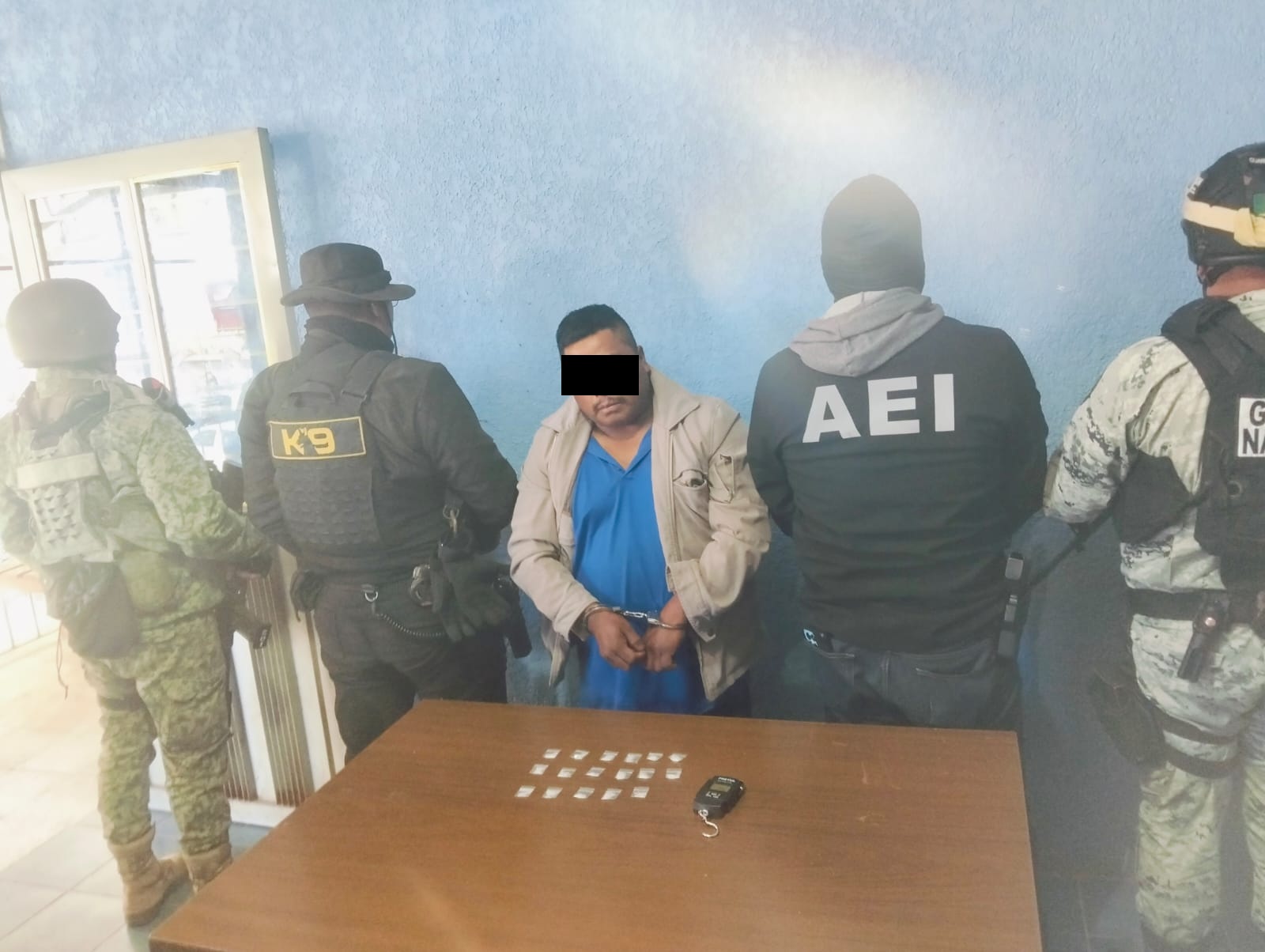 Aseguran dosis de droga durante cateo en punto de narcomenudeo en la Sierra Norte; Un detenido