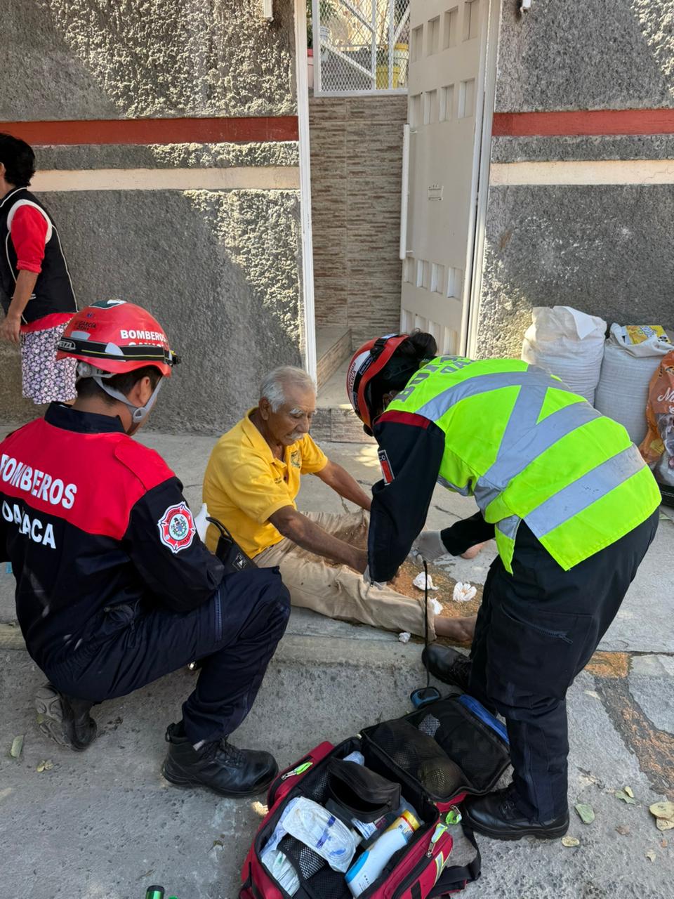 Rescatan a masculino desmayado al interior de una cisterna en San Martín Mexicapam, Oaxaca