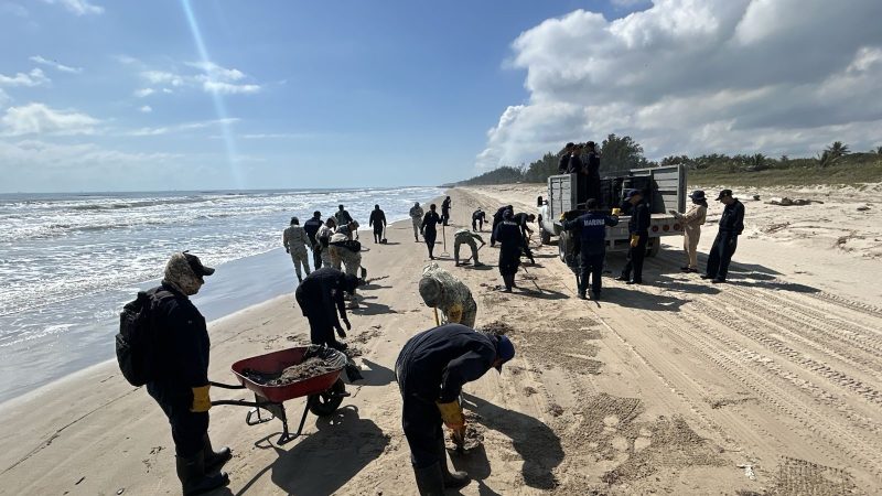 Atienden presencia de hidrocarburos