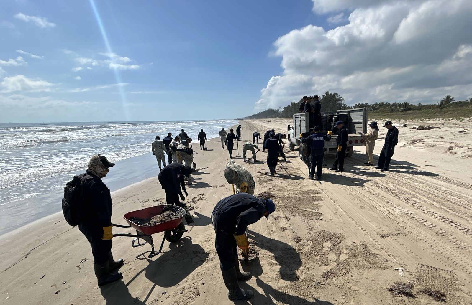 Despliega Grupo Interinstitucional más de 2,400 elementos coordinados para atender presencia de hidrocarburos en costas de Veracruz y Tabasco