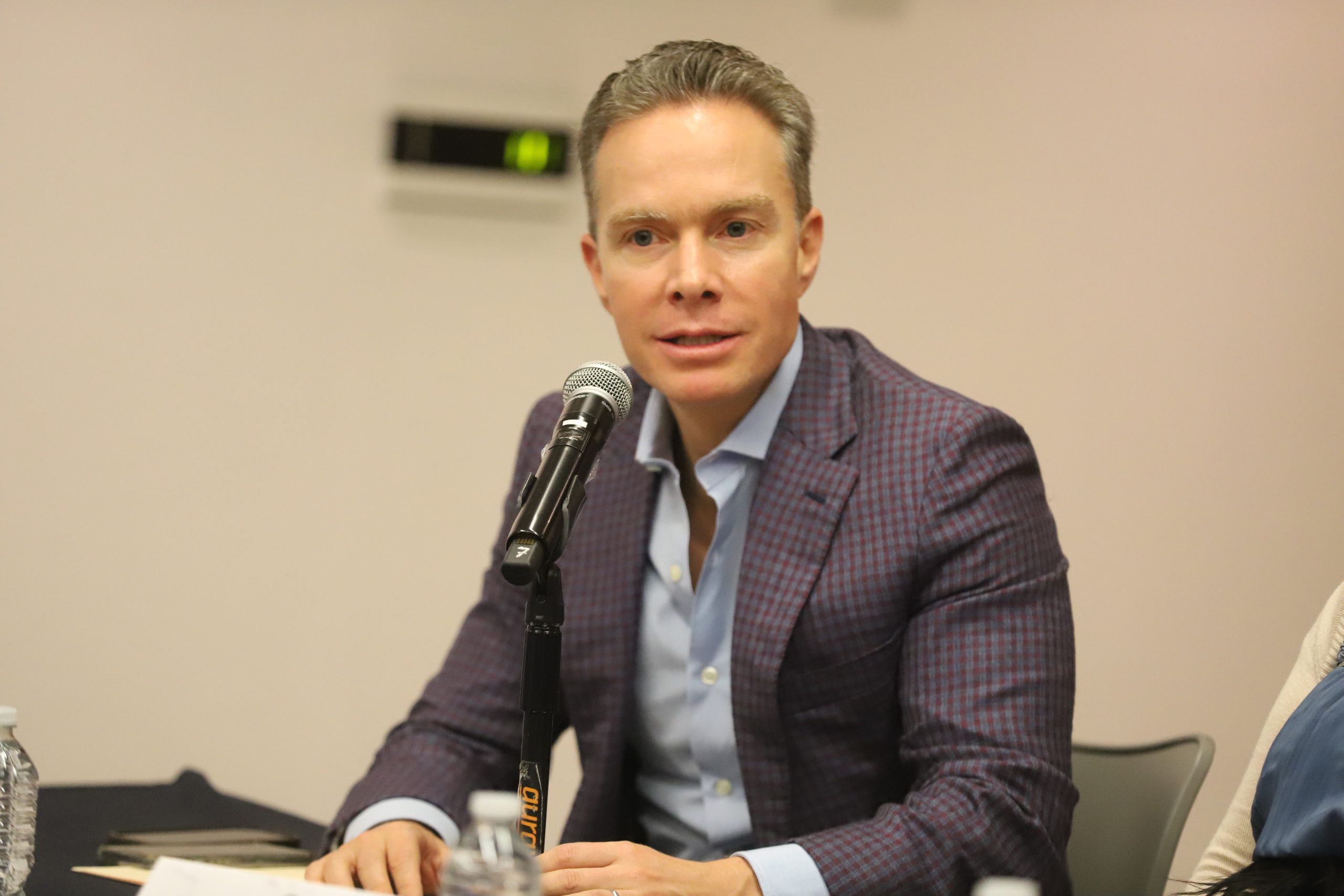 Va senador por garantizar educación a personas migrantes sin importar su situación legal