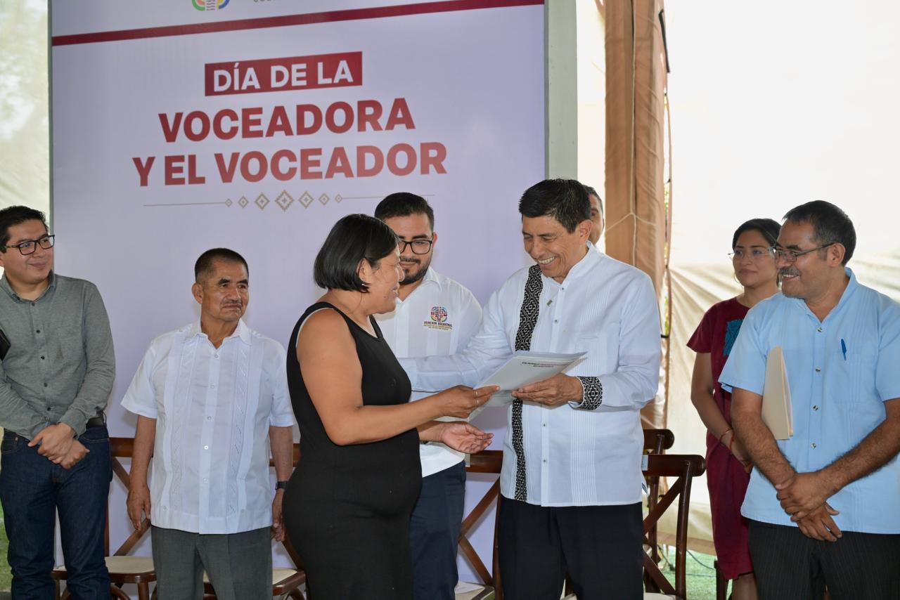 Entrega Salomón Jara Cruz beneficios a personas voceadoras de Oaxaca