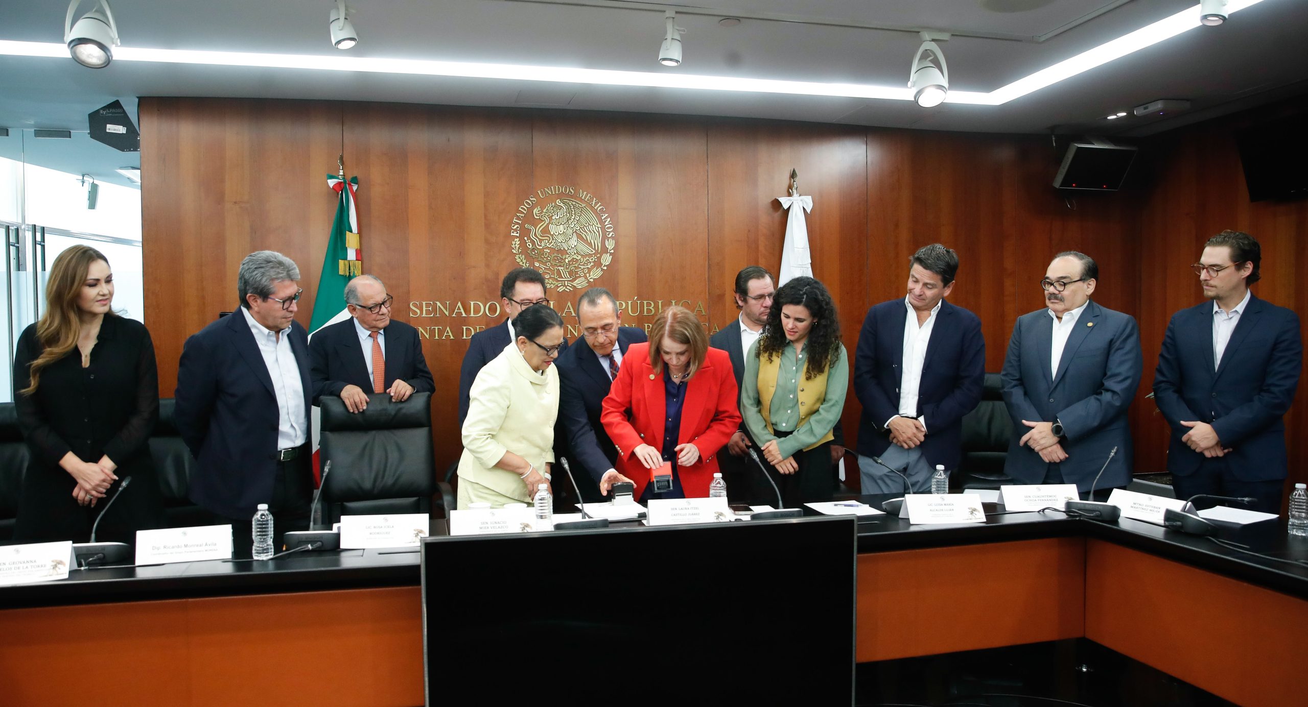 Recibe Congreso de la Unión Iniciativa para modificar la Constitución Política, en materia de Reforma al Poder Judicial
