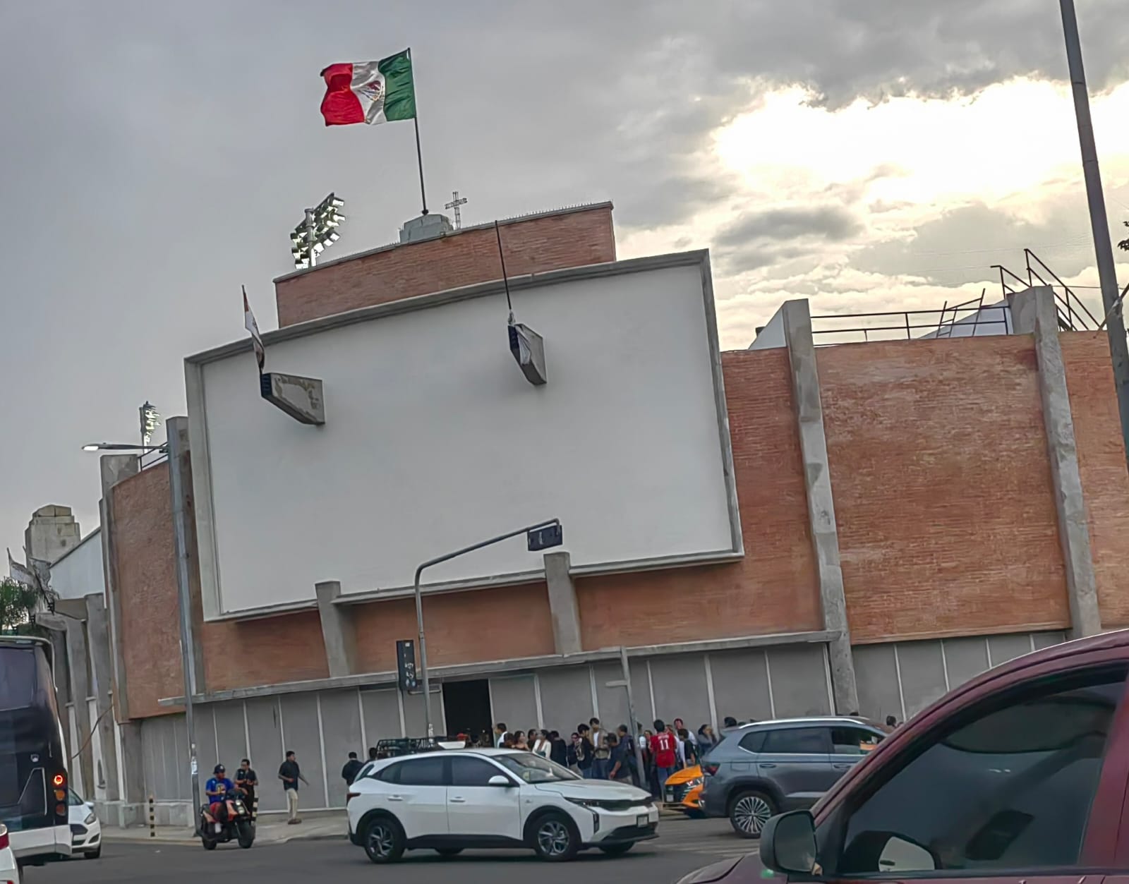 Consuma magnate Harp Helú despojo del Estadio “Eduardo Vasconcelos” a la UABJO; hasta el nombre le tumbo